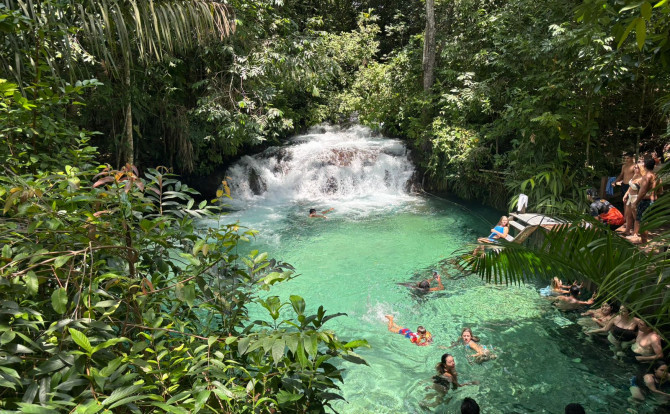 A Cachoeira do Formiga fica localizada entre os municípios de São Félix e Mateiros