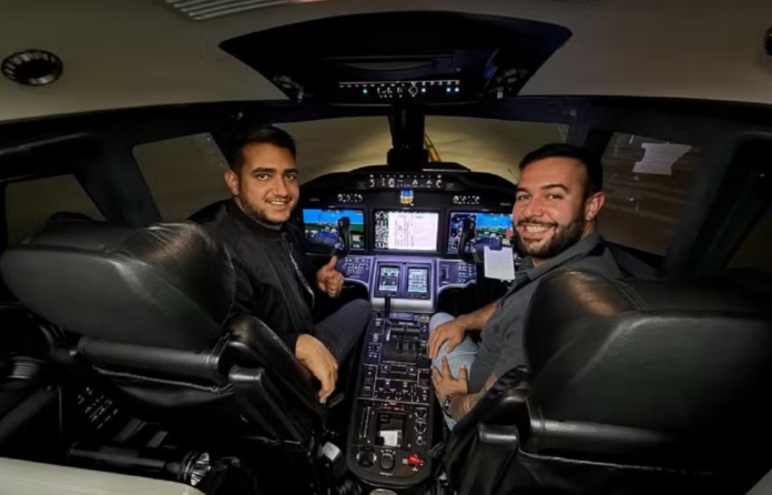 Cantor Juliano, mostrando sua nova aeronave