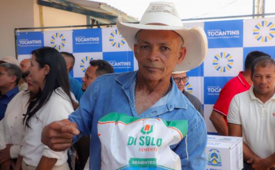 Edmundo Pereira, um dos benefícios com sementes, afirmou que a ação ajuda a melhorar a produção e a renda familiar