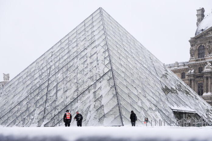 Museu do Louvre permanece fechado