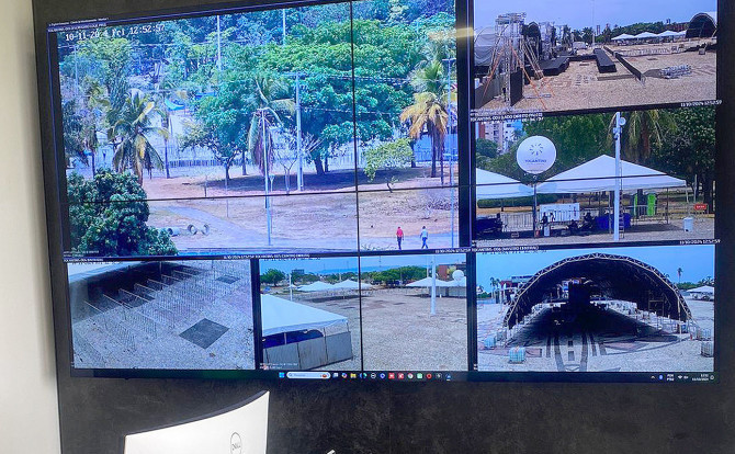 Centro de comando tecnológico, onde especialistas monitoram constantemente as imagens captadas pelas câmeras inteligentes espalhadas pelo CarnaPraça 2026