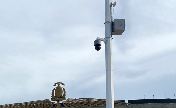 Câmeras de monitoramento com IA são posicionadas estrategicamente para cobrir toda a área do evento, garantindo segurança 24 horas