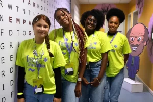  Da esquerda para a direita, Sulamita do Nascimento Morais, Raíssa Cristine de Medeiros Ferreira, Beatriz Antônio da Silva e Duane de Souza