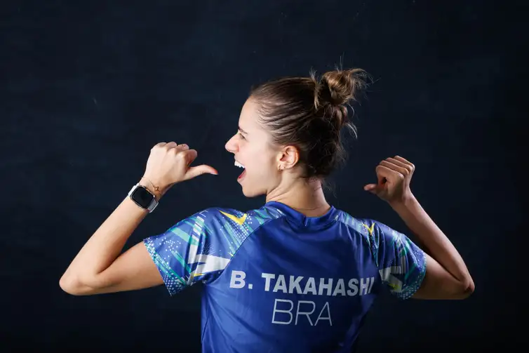 Após estreia fácil, a paulista Bruna Takahashi enfrenta a romena Bernadette Szocs por vaga nas oitavas de final da Copa do Mundo de Macau 