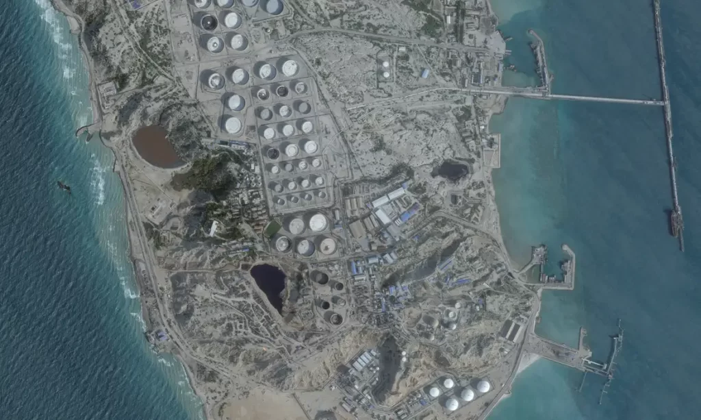 Petroleiro Gigante insendiado perto de Dubai