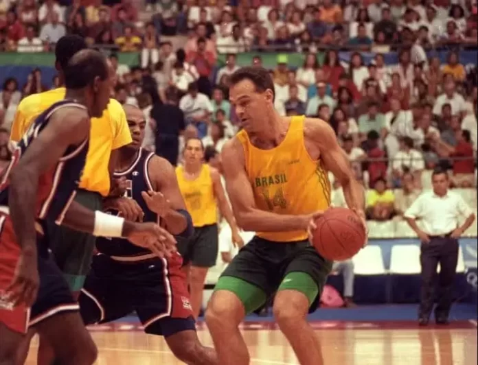 Oscar Schmidt em uma partida do Brasil contra Estados Unidos