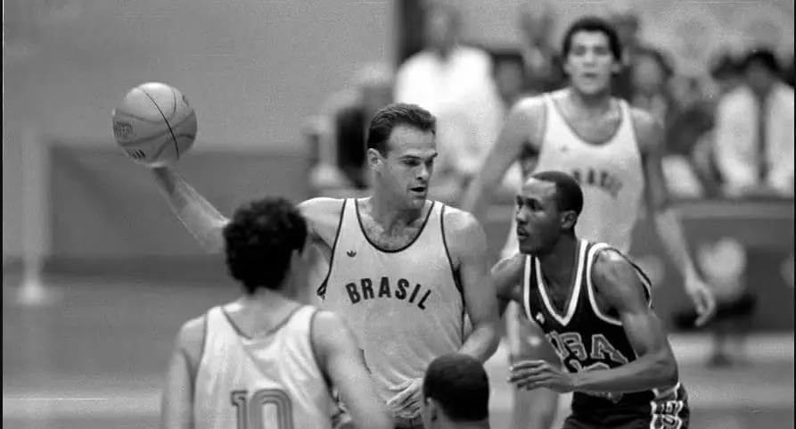 Oscar Schmidt em uma partida do Brasil contra Estados Unidos