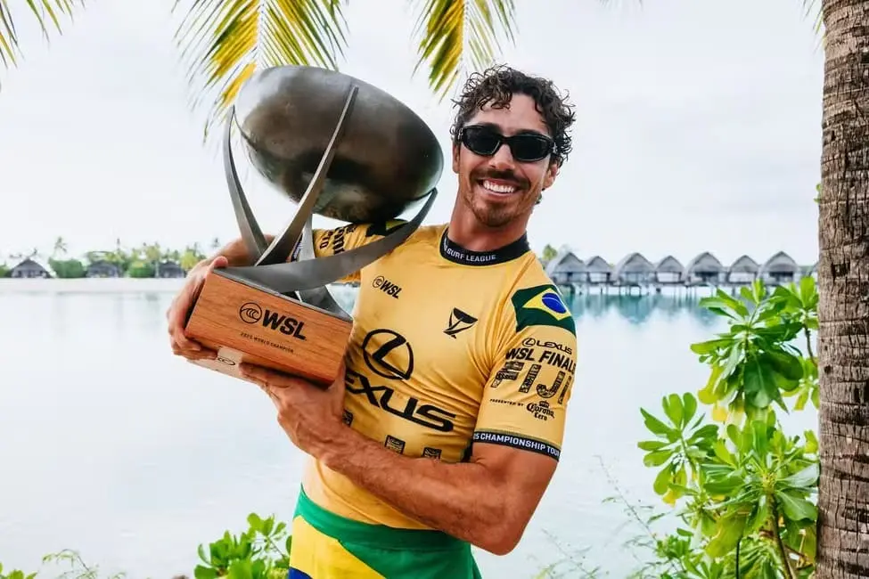 Yago Dora mostra o troféu de campeão mundial de surfe de 2025