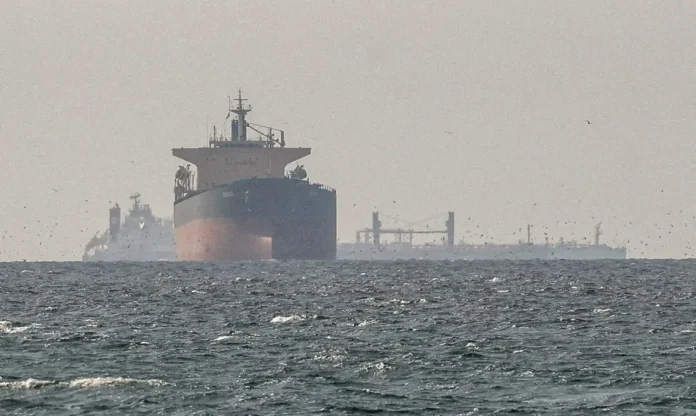 Irã nega passagem de navios dos EUA