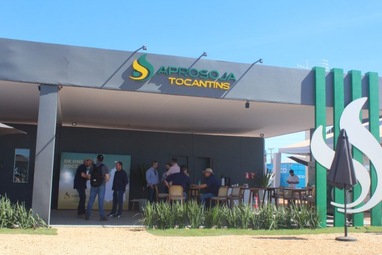 Estande com visitantes e associados