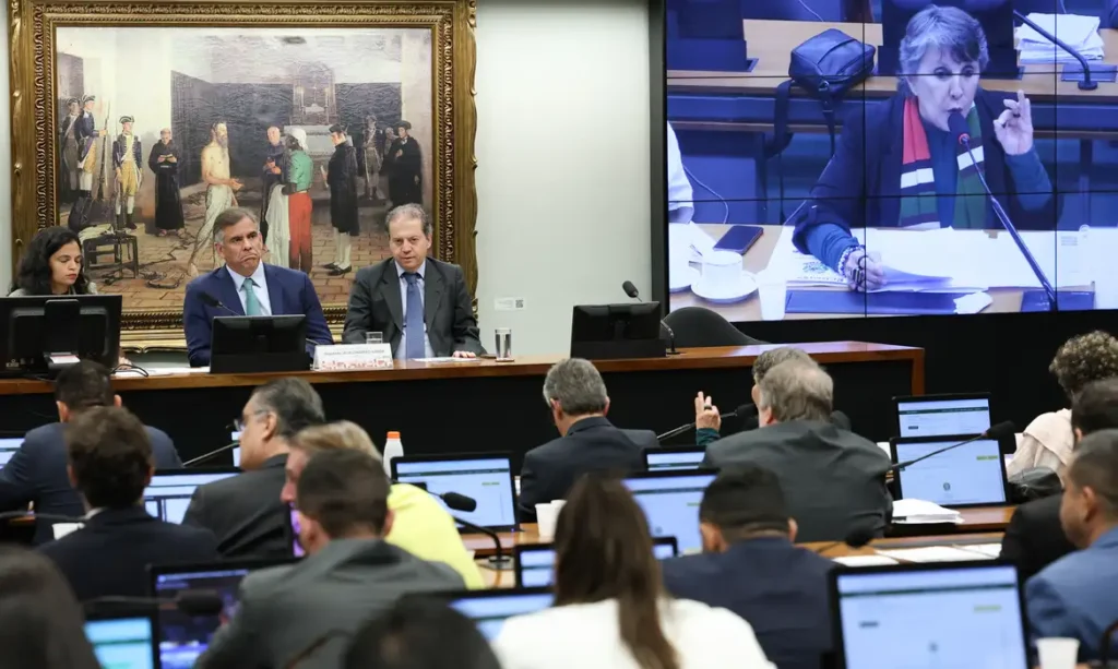 A PEC recebeu 44 votos favoráveis e 18 contrários na CCJ