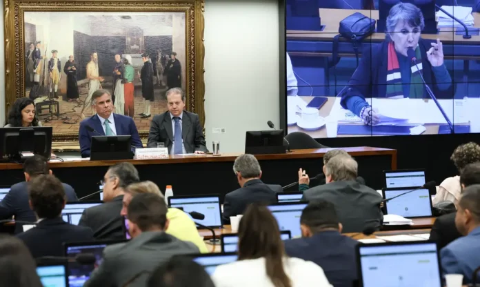 A PEC recebeu 44 votos favoráveis e 18 contrários na CCJ