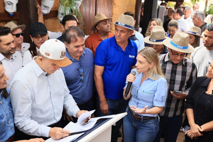 Prefeito Eduardo Siqueira Campos assina a lei que institui o Programa Palmas para o Agro