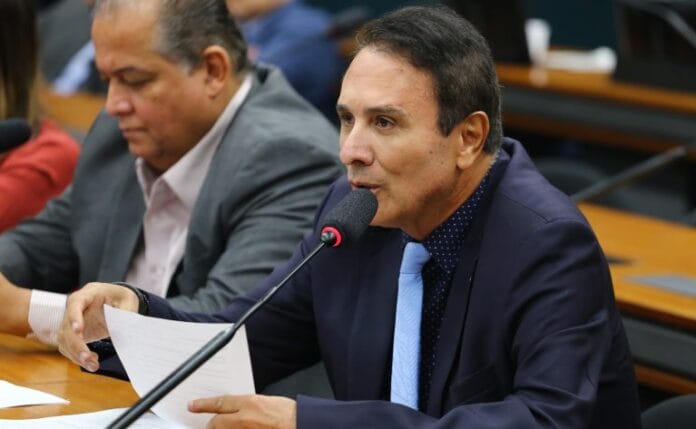 Gaguim amplia base política
