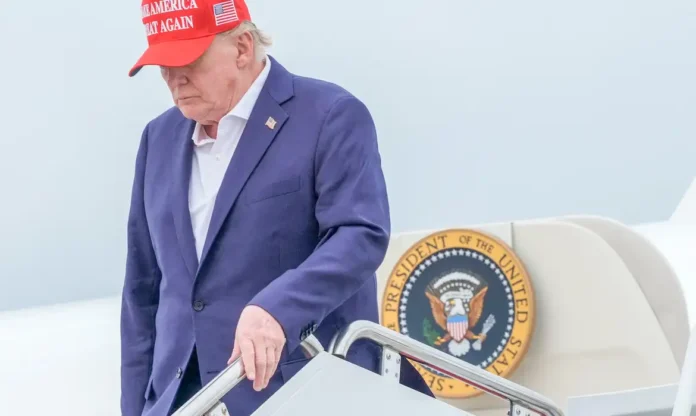 Trump desembarcando do Air Force One.